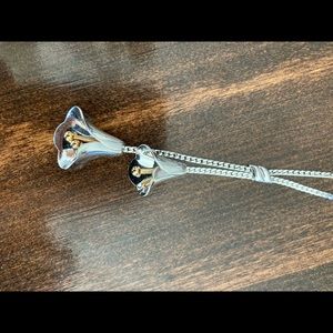 Avon women’s calla Lilly necklace